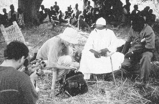 A ZDF operat&otilde;re filmre veszi John Eibner t&aacute;rgyal&aacute;s&aacute;t az arc&aacute;t lepel m&ouml;g&eacute; rejt&otilde; rabszolgakeresked&otilde;vel.