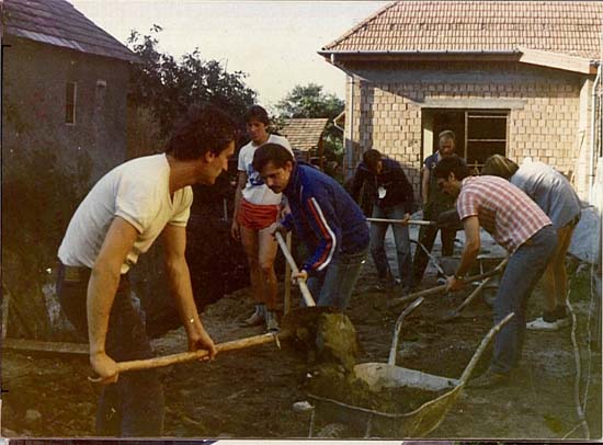 Az ipolyt�lgyesi szeretetotthon -  �p�t�t�bor 1984